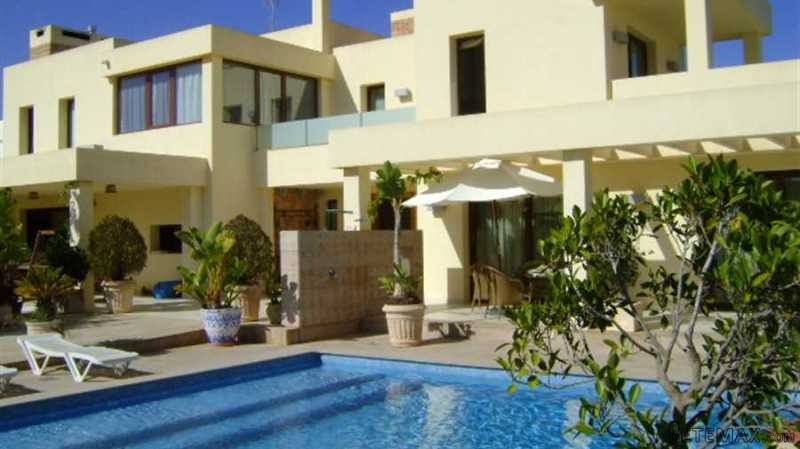Beautiful villa between San Jose and..