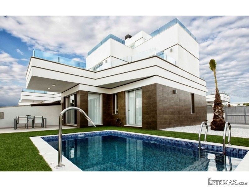 RS349, Detached villas with pool near..