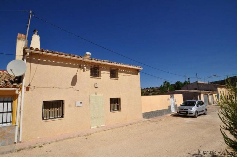 3 bedroom country house...walking..