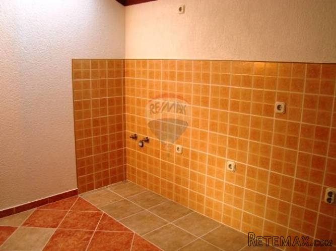 Istra, kuća sa lokalom i apartmanima na samoj obalii - 3