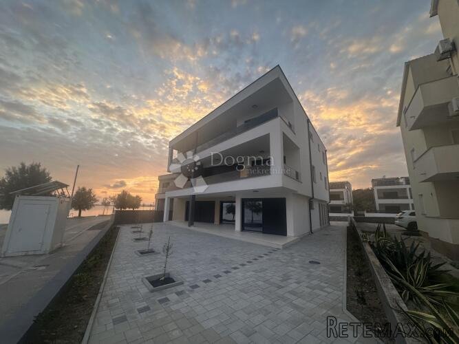 LUKSUZNI PENTHOUSE NA OBALI MORA