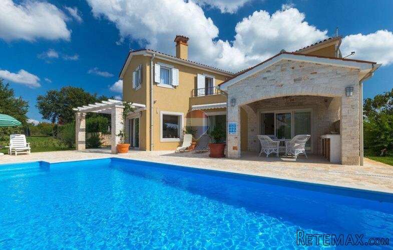 Istra, Sveti Lovreč - villa 200 m2, dvorište 537 m2, četiri