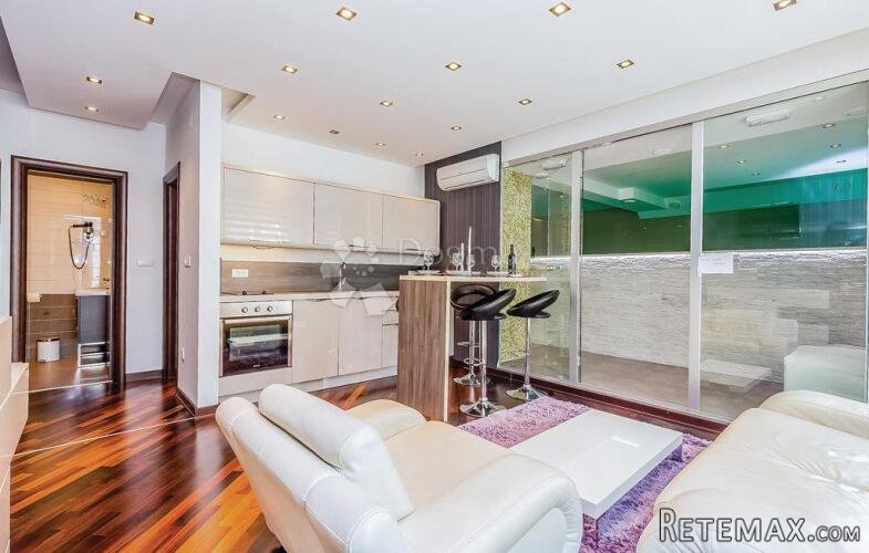 Apartman sa unutarnjim bazenom 10m od mora