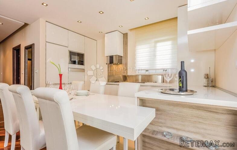 Apartman 10 metara od mora sa bazenom Crikvenica