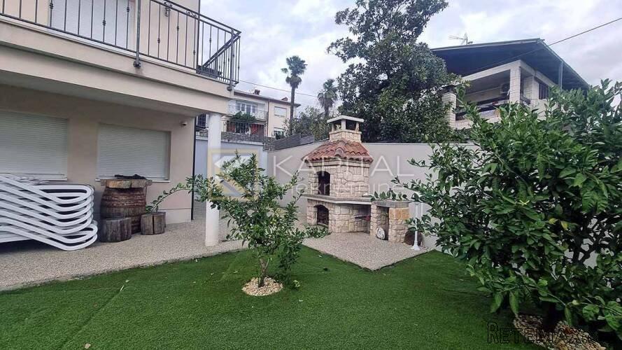 Ika, samostojeća vila s apartmanima i bazenom - 2