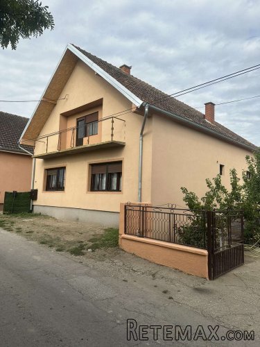 Prodajem kucu u Novim Karlovcima - 2