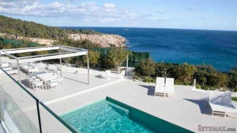 Wonderful villa on 1st sea line