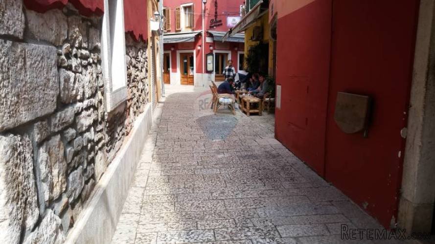 Rovinj, etažni stan- blizina rive!