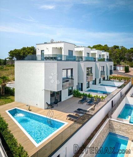 TROGIR/ČIOVO - PREDIVNA VILLA S BAZENOM I POGLEDOM
