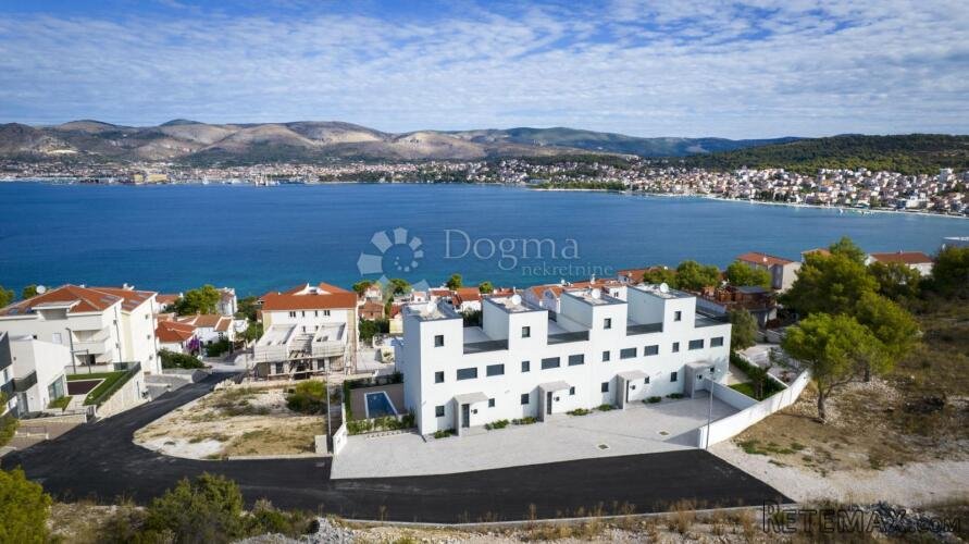 TROGIR/ČIOVO - PREDIVNA VILLA S BAZENOM I POGLEDOM