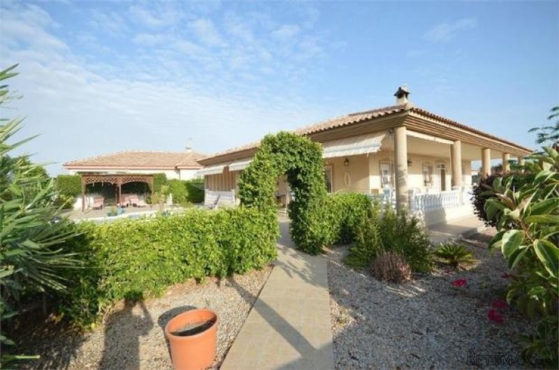3 bedroom detached house for sale - 2