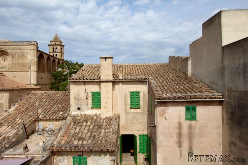 Magnificent house to be renovated with..