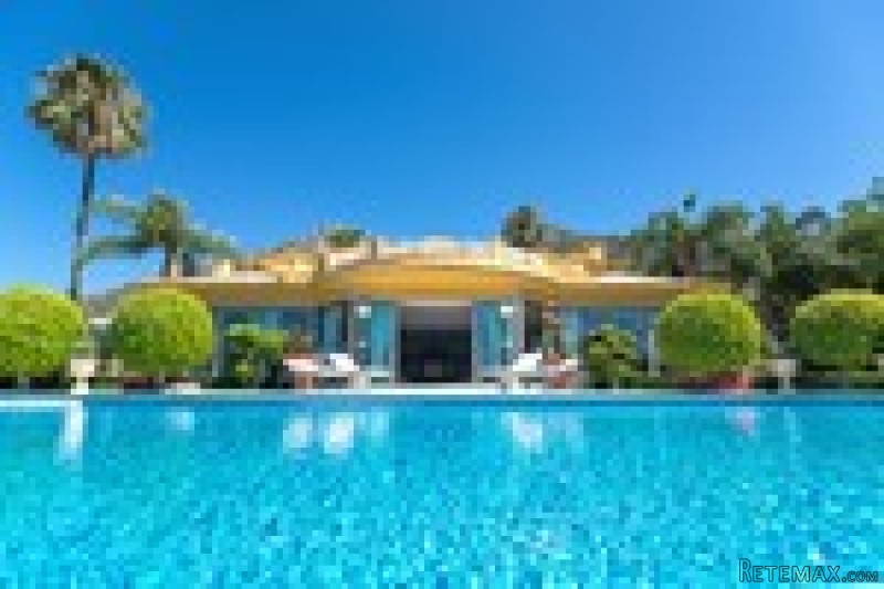 6 Bedrooms - Villa - Malaga - For Sale
