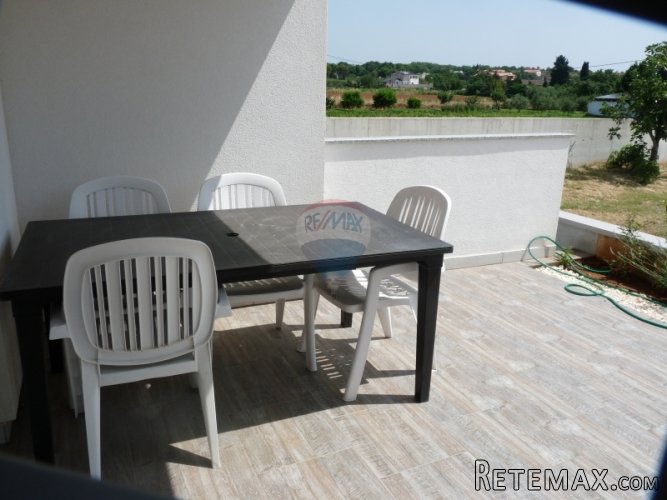 POMER, lijepa moderna kuća od 260 m2 sa tri odvojena stana - 5