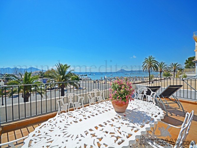 Magnificent apartment in first line on the first floor of a..