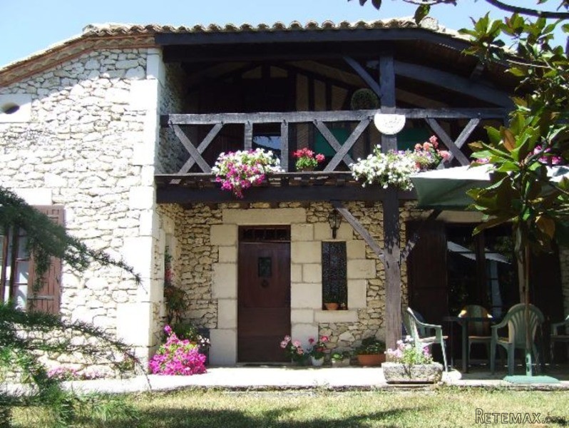 Situated In A Lively Bastide Village..