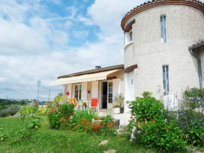 Villa For Sale with Landscaped Gardens