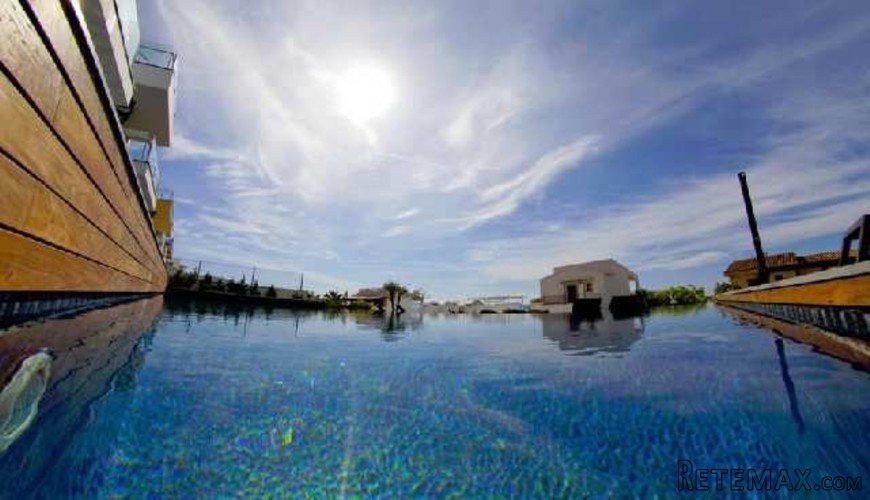 The property consists of: basement + 2 floors + solarium..