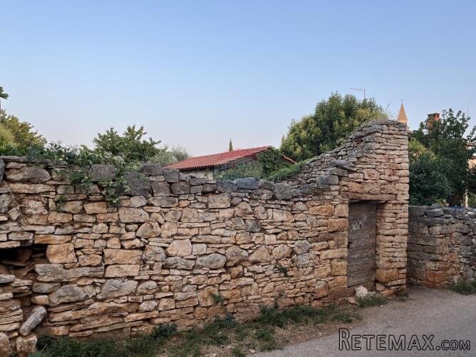 Istra,Vodnjan,teren sa uctranim starim objektom - 2