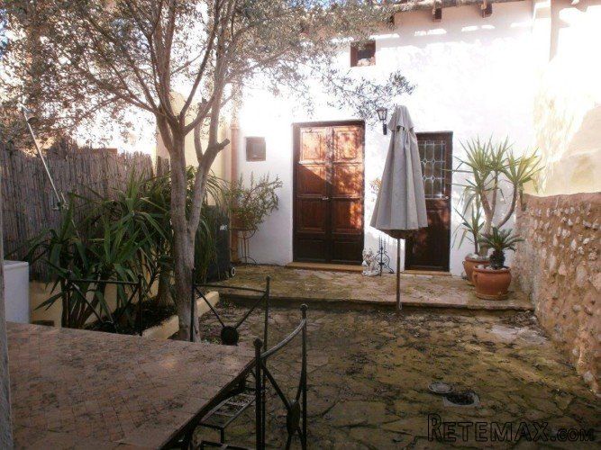 Excellent town house in Campanet very close to the main..