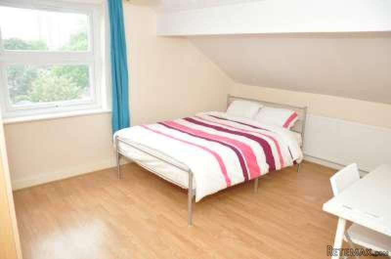 Single with double bed near Stratford..