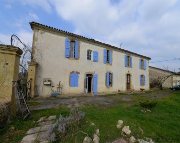 Bourgoise farmhouse retaining all its..