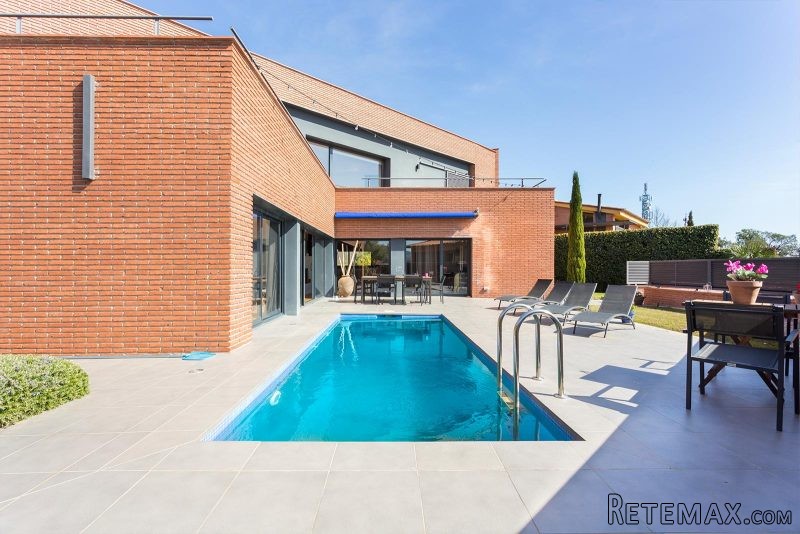 Modern detached house with luxury..