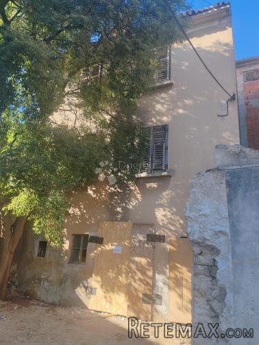 ŠIBENIK - dva stana za adaptaciju u kući