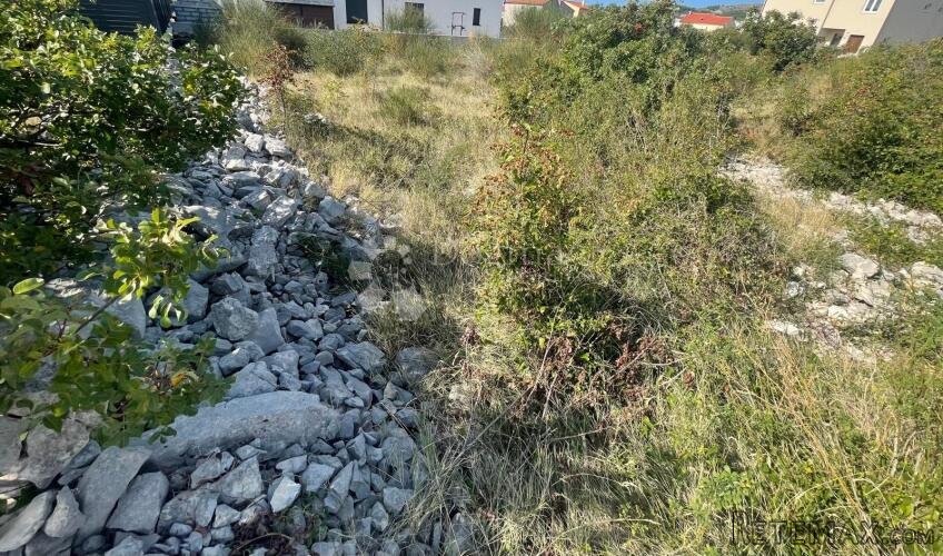 ODLIČNA PRILIKA: ZEMLJIŠTE U VODICAMA 725 M², 800 M OD MORA - 2