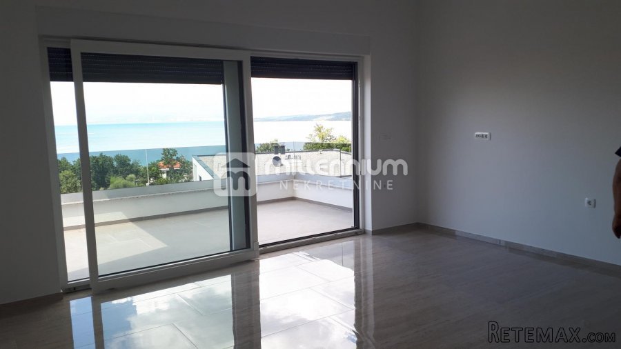 Otok Krk, Malinska, novogradnja, 3s+db, 88.42m2, bazen