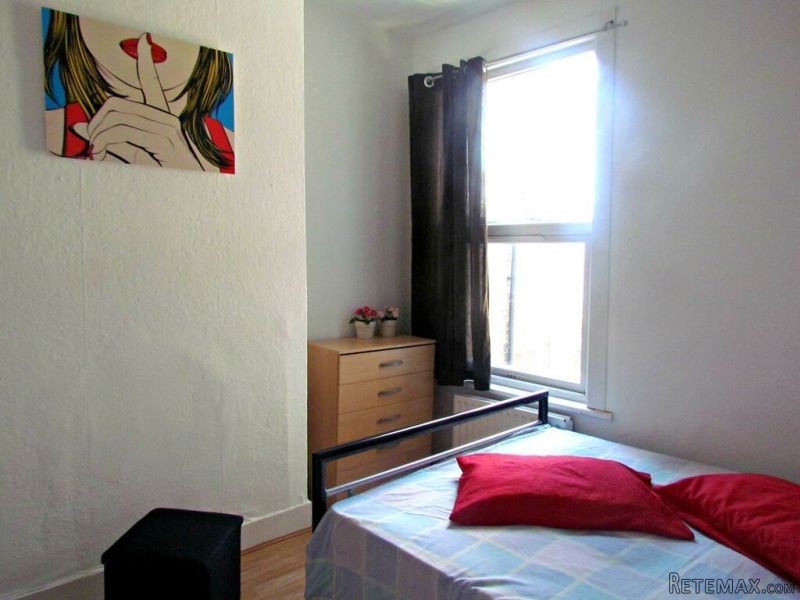 Single with double bed near Turnpike..