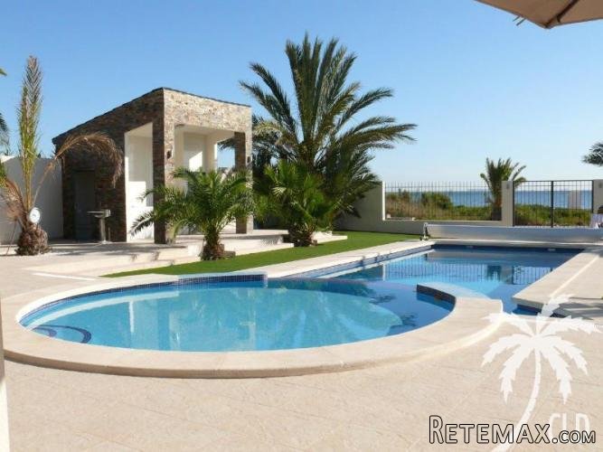 This beautiful villa is located on the sandy beach of the.. - 2