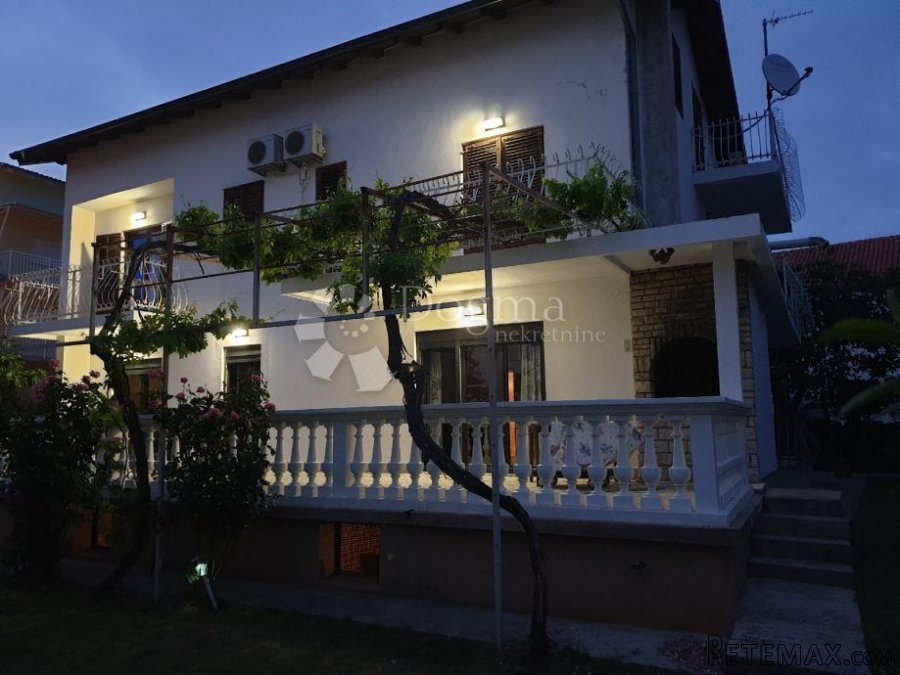 VODICE ATRAKTIVNA APARTMANSKA KUĆA BLIZ MORA - 2
