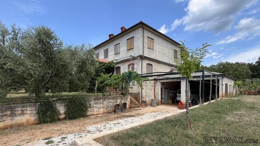 Umag, okolica - Samostojeća kuća na velikoj okućnici od 4 he