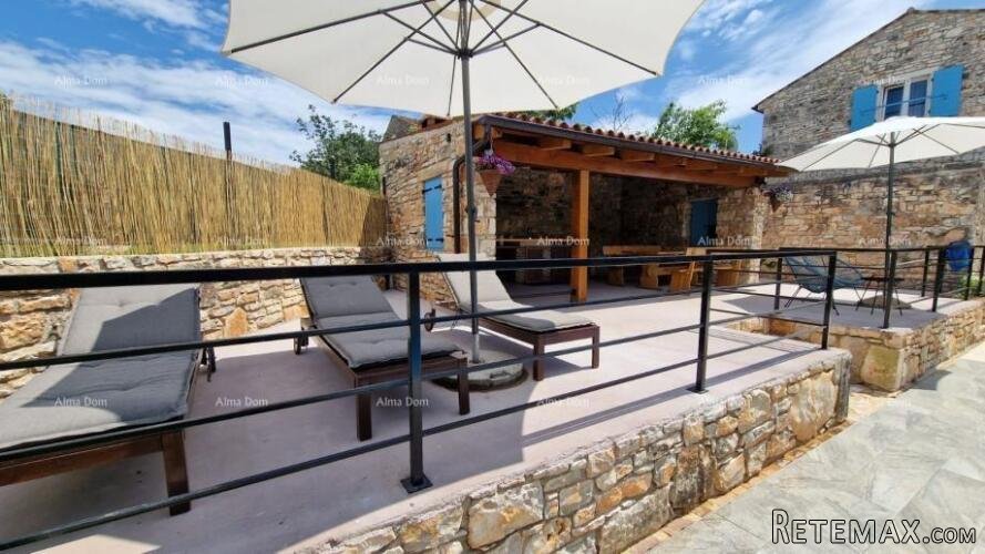 Sveti Lovreč, Prekrasna kamena vila s velikom okućnicom - 4