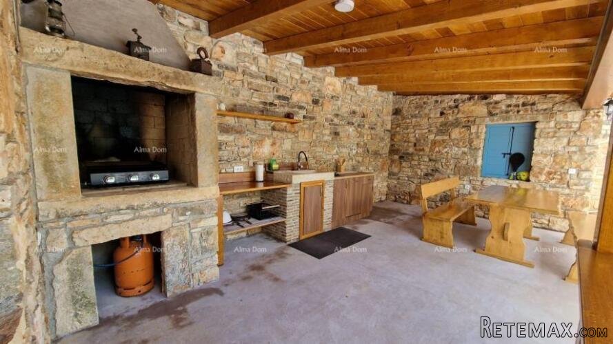 Sveti Lovreč, Prekrasna kamena vila s velikom okućnicom - 5