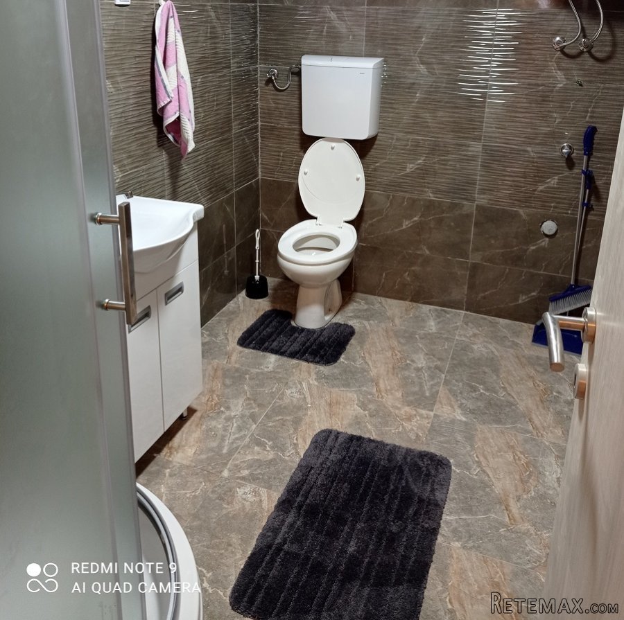 Stambeni objekat sa 7 stanova,glavna ulica Sremska Mitrovica - 10