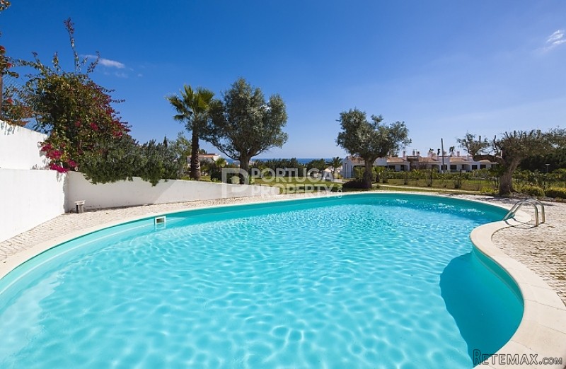 Beautiful 2 Bed Apartment with sea views