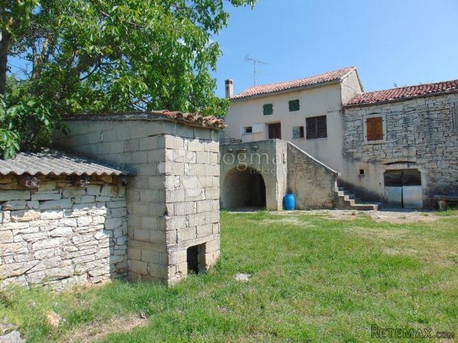 Useljiva kuća na mirnoj lokaciji sa štalom i građevinskim ze - 3