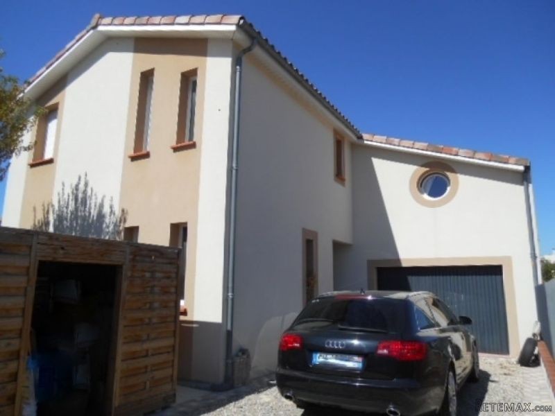 Well Renovated Town House With Pretty..