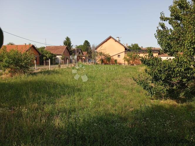 Odlična prilika: zemljište s vinovom lozom u građevinskoj zo