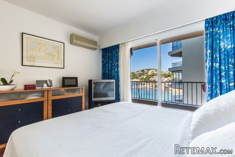 This is a unique frontline apartment located between Santa..