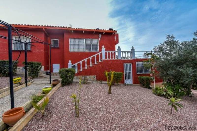 6 Bedroom 4 Bathroom Villa In..