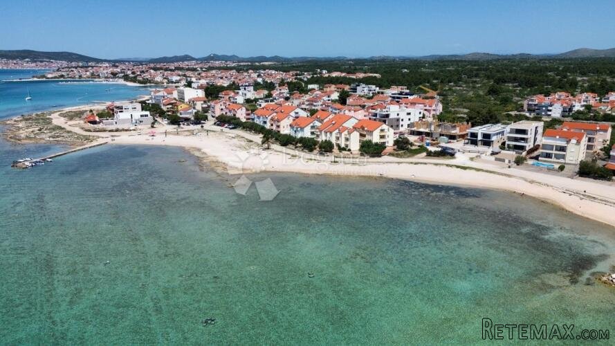 SRIMA, LOKACIJA KOJA ODUZIMA DAH, DVOSOBAN STAN S VRTOM, 70