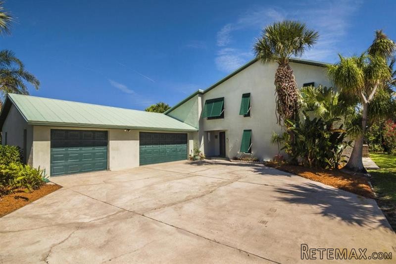 3 bedroom Detached House For Sale: 390..