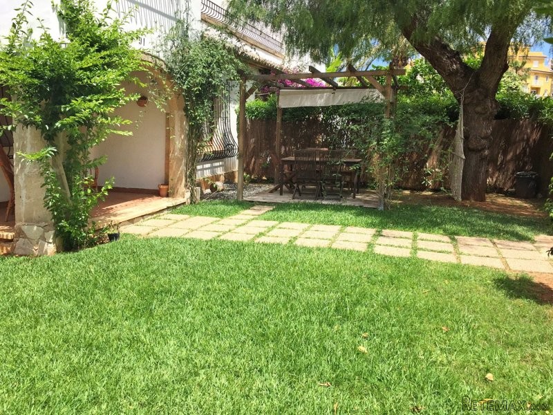 Spacious 3 bedroom bungalow only steps.. - 2