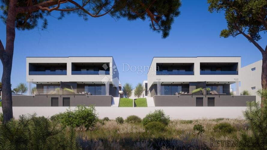 VODICE – Moderna dvojna kuća s bazenom i prostranom okućnico