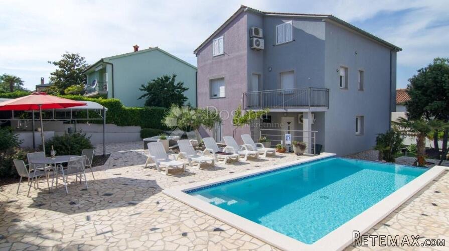 Banjole – apartmanska kuća s bazenom, 4 apartmana i solarnom