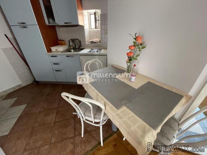 Otok Krk, Centar, tri kuće sa 7 apartmana