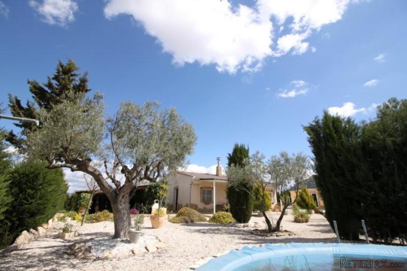 Villa with 2 guest houses, garage and..